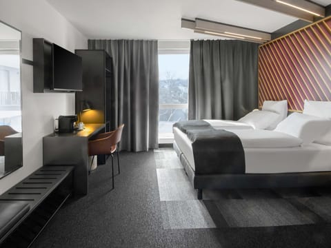 Desk, soundproofing, free WiFi, bed sheets