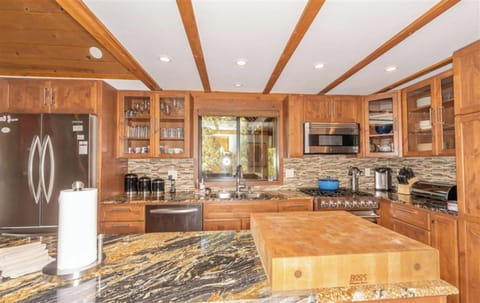 House, 3 Bedrooms (Private Homes, with Den Home) | Private kitchen | Fridge, microwave, coffee/tea maker