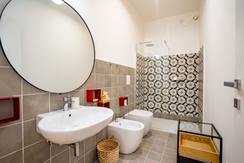 Comfort Double Room, Sea View | Bathroom | Shower, hair dryer, slippers, bidet