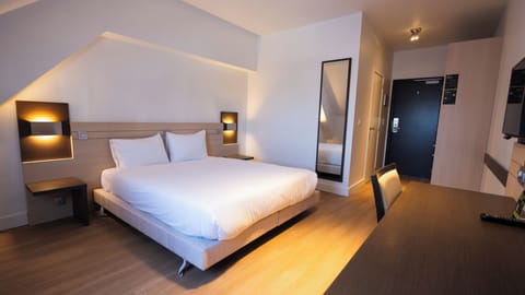 Double Room | In-room safe, desk, blackout drapes, free WiFi