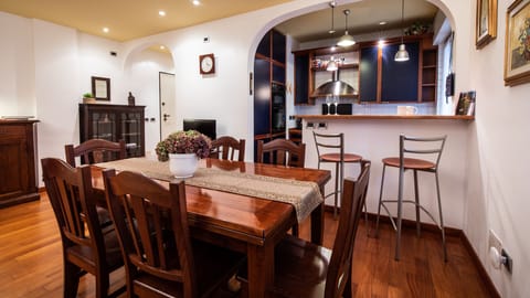 Apartment, 2 Bedrooms | Dining room