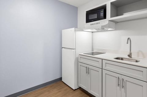 Full-size fridge, microwave, stovetop, coffee/tea maker