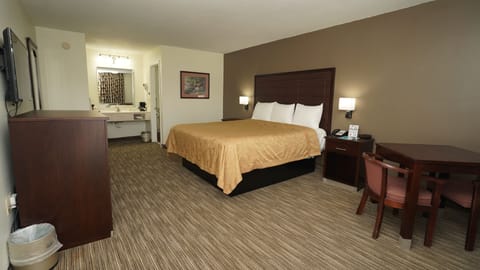 Standard Room, 1 King Bed | Desk, iron/ironing board, free WiFi, bed sheets