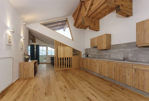 Hypo-allergenic bedding, down comforters, in-room safe, desk