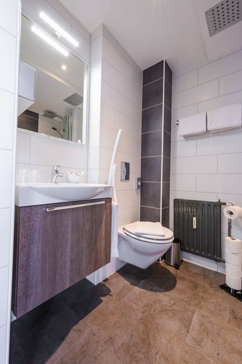 Double Room | Bathroom | Shower, rainfall showerhead, hair dryer, slippers