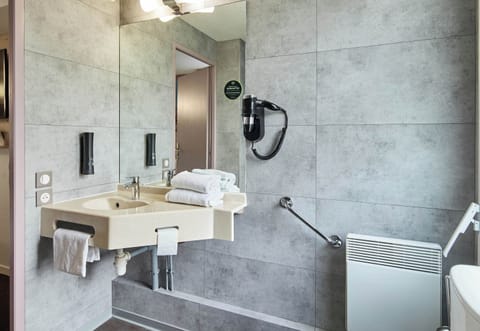 Double Room, Mobility Accessible | Bathroom | Shower, hair dryer, towels