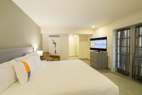 Suite Ejecutiva King | Premium bedding, in-room safe, desk, blackout drapes