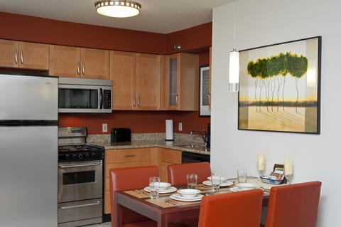 Full-size fridge, microwave, stovetop, dishwasher