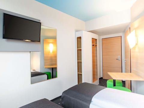 Twin Room | Desk, soundproofing, WiFi (free), bed sheets