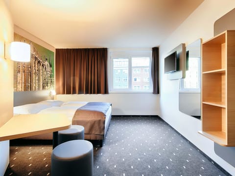 Double Room | Desk, WiFi (free), bed sheets