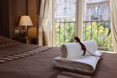 Premium bedding, desk, blackout drapes, soundproofing