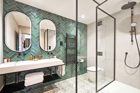 Suite, 1 King Bed | Bathroom | Combined shower/tub, free toiletries, hair dryer, towels