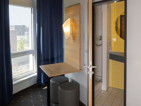 Twin Room | Bathroom | Shower, hair dryer, towels