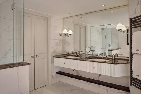 Rainfall showerhead, free toiletries, hair dryer, bathrobes