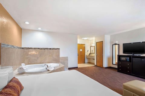 Hypo-allergenic bedding, in-room safe, laptop workspace, blackout drapes