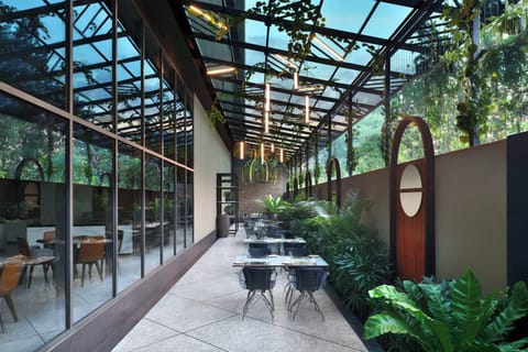3 restaurants; breakfast, lunch, and dinner served