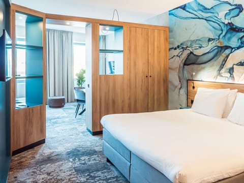 Suite | In-room safe, desk, free WiFi, bed sheets