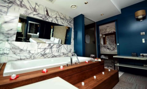 Suite, 1 King Bed, Sea View, Corner (nonsmoking) | Bathroom | Eco-friendly toiletries, hair dryer, towels