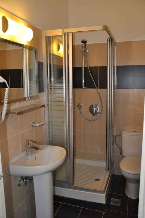 Shower, free toiletries, hair dryer, towels