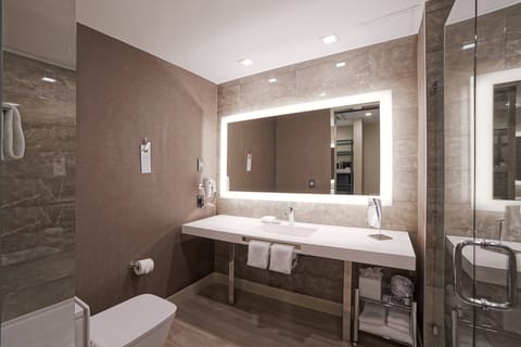 Premium bedding, in-room safe, desk, laptop workspace