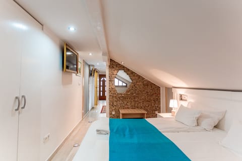 Standard Quadruple Room | Minibar, in-room safe, desk, soundproofing