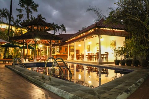 Outdoor pool, pool umbrellas, sun loungers