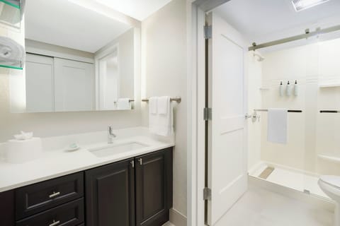 Combined shower/tub, deep soaking tub, free toiletries, hair dryer