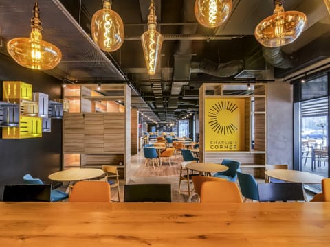 Lunch and dinner served, international cuisine