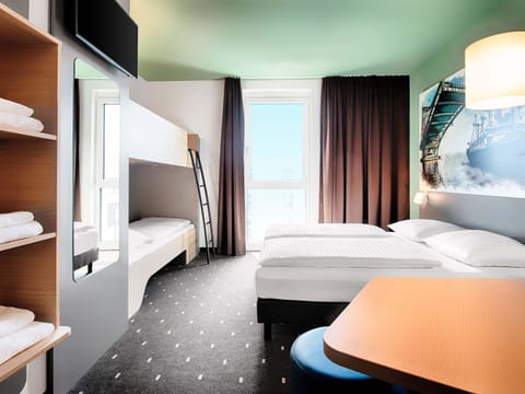 Quadruple Room | Hypo-allergenic bedding, desk, free WiFi, bed sheets