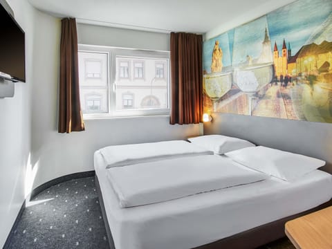 Double Room | Hypo-allergenic bedding available, desk, WiFi (free), bed sheets