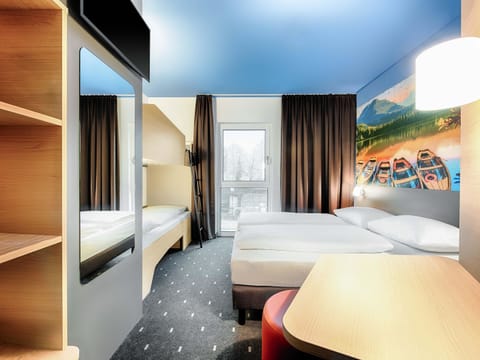 Quadruple Room | Hypo-allergenic bedding available, desk, WiFi (free), bed sheets
