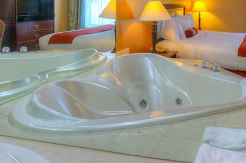 Suite (Jacuzzi) | Jetted tub