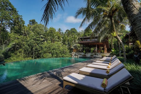 2 outdoor pools, sun loungers