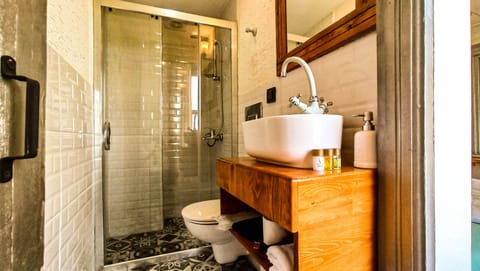 SAAT KULESI 1901 | Bathroom | Shower, free toiletries, hair dryer, slippers