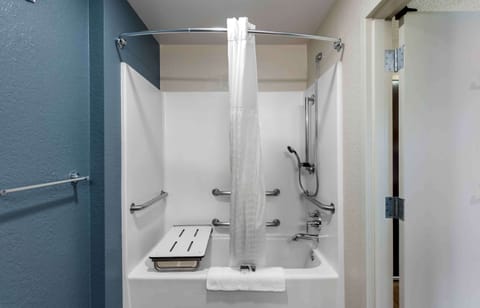 Studio, 1 Queen Bed, Roll-in Shower | Bathroom | Combined shower/tub, free toiletries, hair dryer, towels