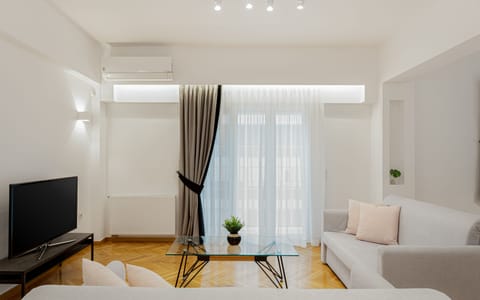 Luxury Apartment, 3 Bedrooms | Living room | 45-inch Smart TV with satellite channels, TV, Netflix
