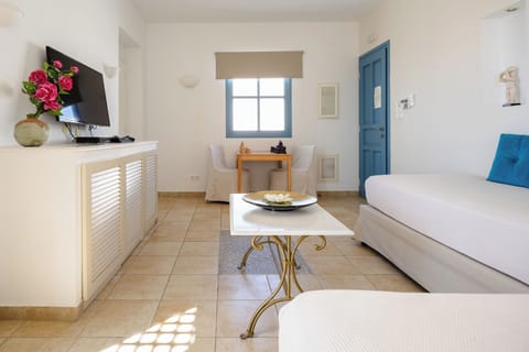 Executive Suite Private Jacuzzi | Living area | 80-cm LCD TV with satellite channels, video-game console