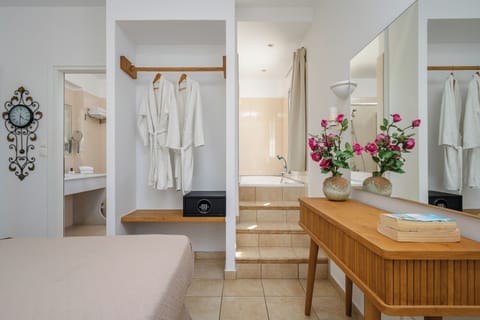 Executive Suite Private Jacuzzi | 1 bedroom, premium bedding, minibar, in-room safe