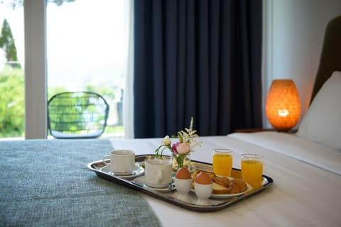 Suite, Sea View | Minibar, in-room safe, desk, laptop workspace