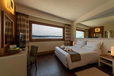 Premium bedding, down comforters, minibar, in-room safe