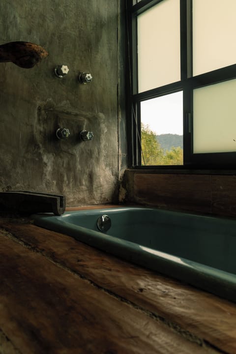 Deluxe Room, 1 King Bed, Ensuite, Valley View | Bathroom | Towels, soap, shampoo, toilet paper