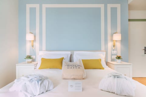 Superior Double or Twin Room, Terrace, Lake View | Minibar, in-room safe, individually furnished, desk