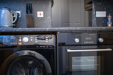 City Apartment, Private Bathroom, Harbor View | Shared kitchen