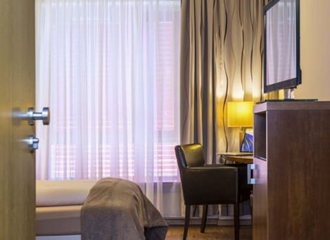 Hypo-allergenic bedding, free minibar, desk, laptop workspace