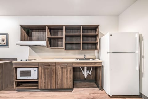 Desk, laptop workspace, iron/ironing board, free WiFi