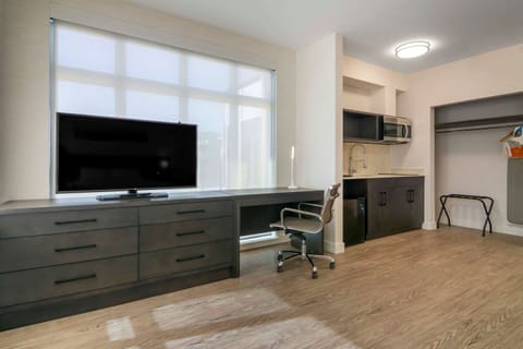 Room, 1 King Bed, Non Smoking (Efficiency) | Premium bedding, down comforters, pillowtop beds, individually decorated