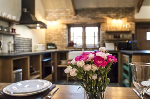 Cottage (2 Bedrooms) | Dining room