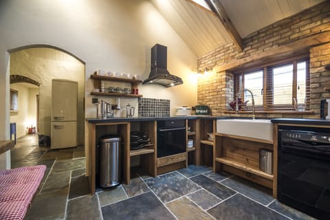 Cottage (2 Bedrooms) | Private kitchen | Full-size fridge, microwave, oven, stovetop