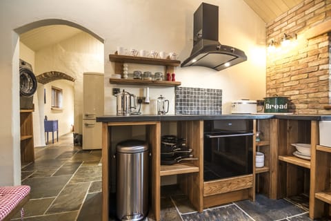 Cottage (2 Bedrooms) | Private kitchen | Full-size fridge, microwave, oven, stovetop