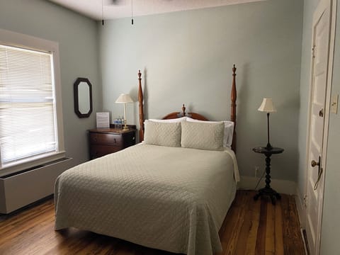 Standard Room, 1 Queen Bed | Premium bedding, individually decorated, individually furnished